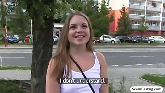Η Alessandra, Μια Σαγηνευτική Ρωσίδα, Εμπλέκεται Σε Σεξουαλική Δραστηριότητα Με Έναν Απατεώνα Πράκτορα Μέσα Στους Θάμνους, Αποτυπωμένο Από Τη Σκοπιά Του Πρώτου Προσώπου.