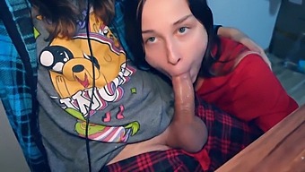 Meia-Irmã Desfruta De Sexo Oral Com Seu Parceiro De Jogos.
