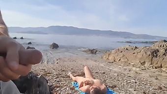Nudist Bir Milf Ve Sergici Bir Adam, Bir Plajda Açık Havada Cinsel Aktivitelere Giriyorlar