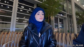 Nadzsa, A Fátyolos Iráni, Durva Anális Szexet Él Át A Wc-Ben És A Folyosón Egy Repülőjegyre Cserélt Szexuális Csere Részeként